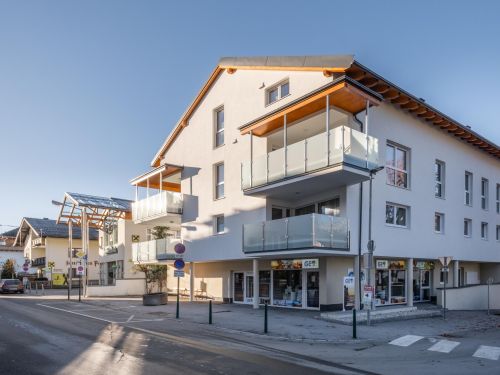 Central Schladming -
<ul>
<li>Centraal gelegen met voorzieningen en skilift op loopafstand</li>
<li>Directe toegang tot bekende skipistes van wereldkampioenschappen</li>
<li>Skiberging met skischoendrogers en parkeergarage beschikbaar</li>
</ul>