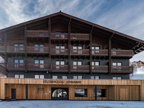 Erzherzog Johann Schladming -
<ul>
<li>Directe toegang tot de dalafdaling en nabijheid van skiliften en skibus.</li>
<li>Uitgebreide wellnessfaciliteiten voor ontspanning na het skiën.</li>
<li>Handige voorzieningen zoals skiberging met skischoenendroger en Wi-Fi.</li>
</ul>