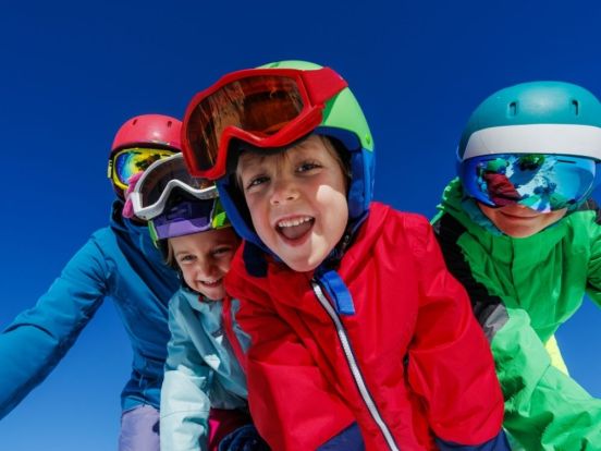 wintersport kinderen lachen 