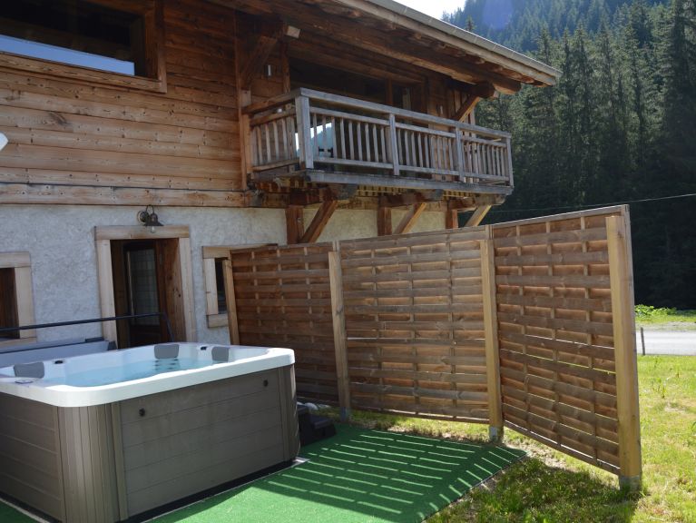 Chalet Les Bucherons met buiten-whirlpool